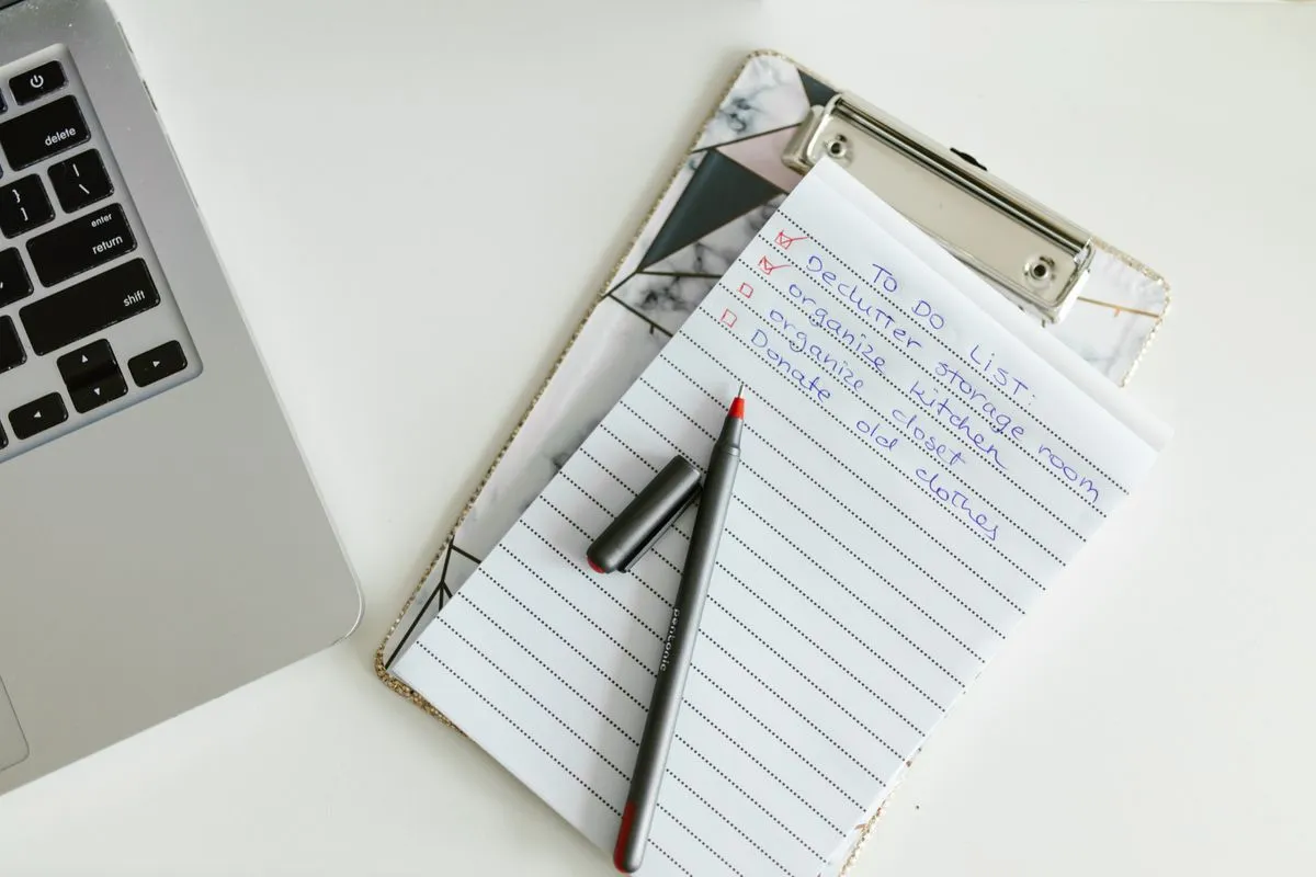 Checklist em uma prancheta, representando a avaliação sistemática de resultados