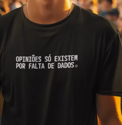 Camiseta com o texto "Opiniões só existem por falta de dados"